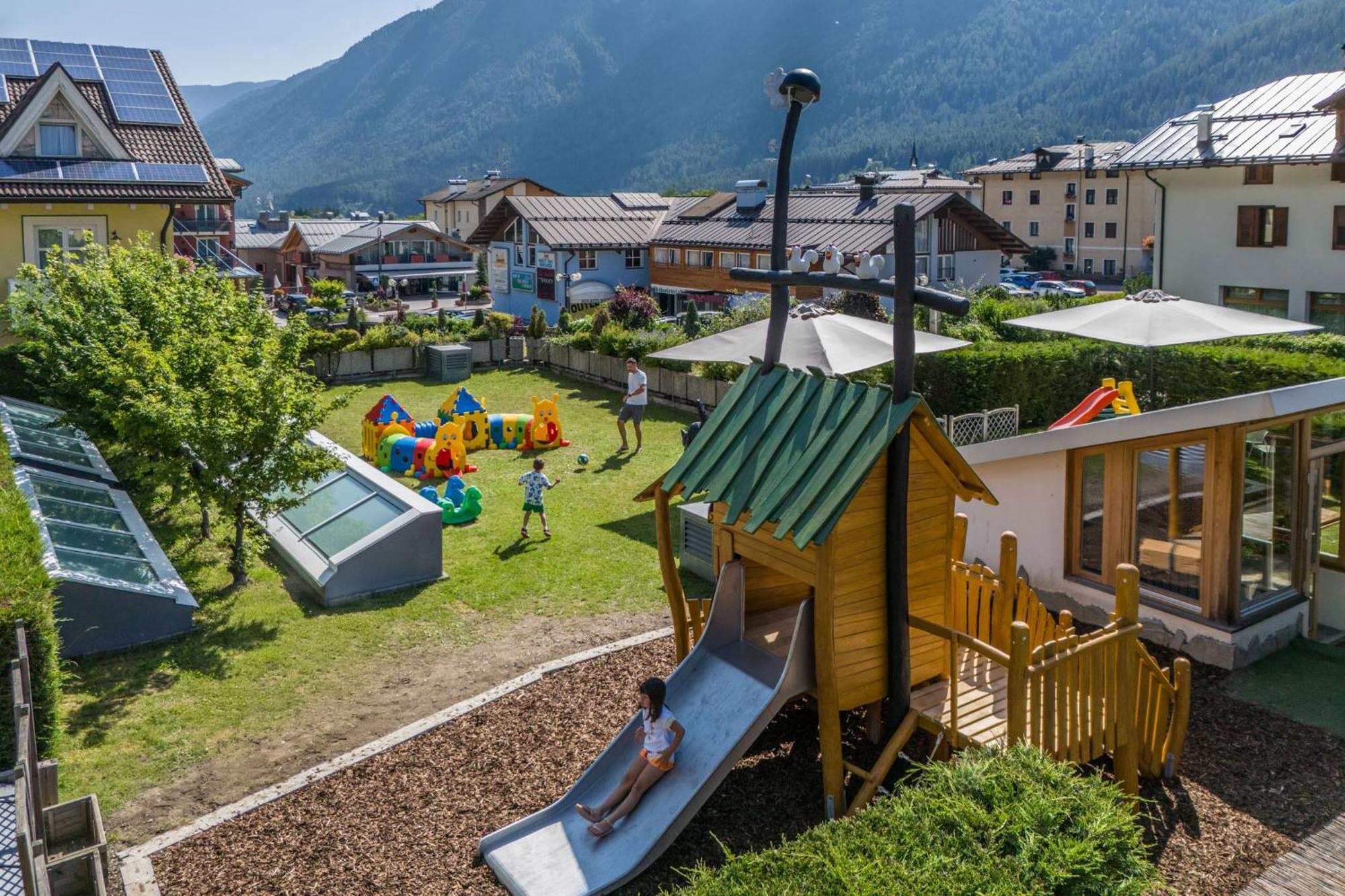 דימארו Alpholiday Dolomiti Wellness & Family Hotel מראה חיצוני תמונה