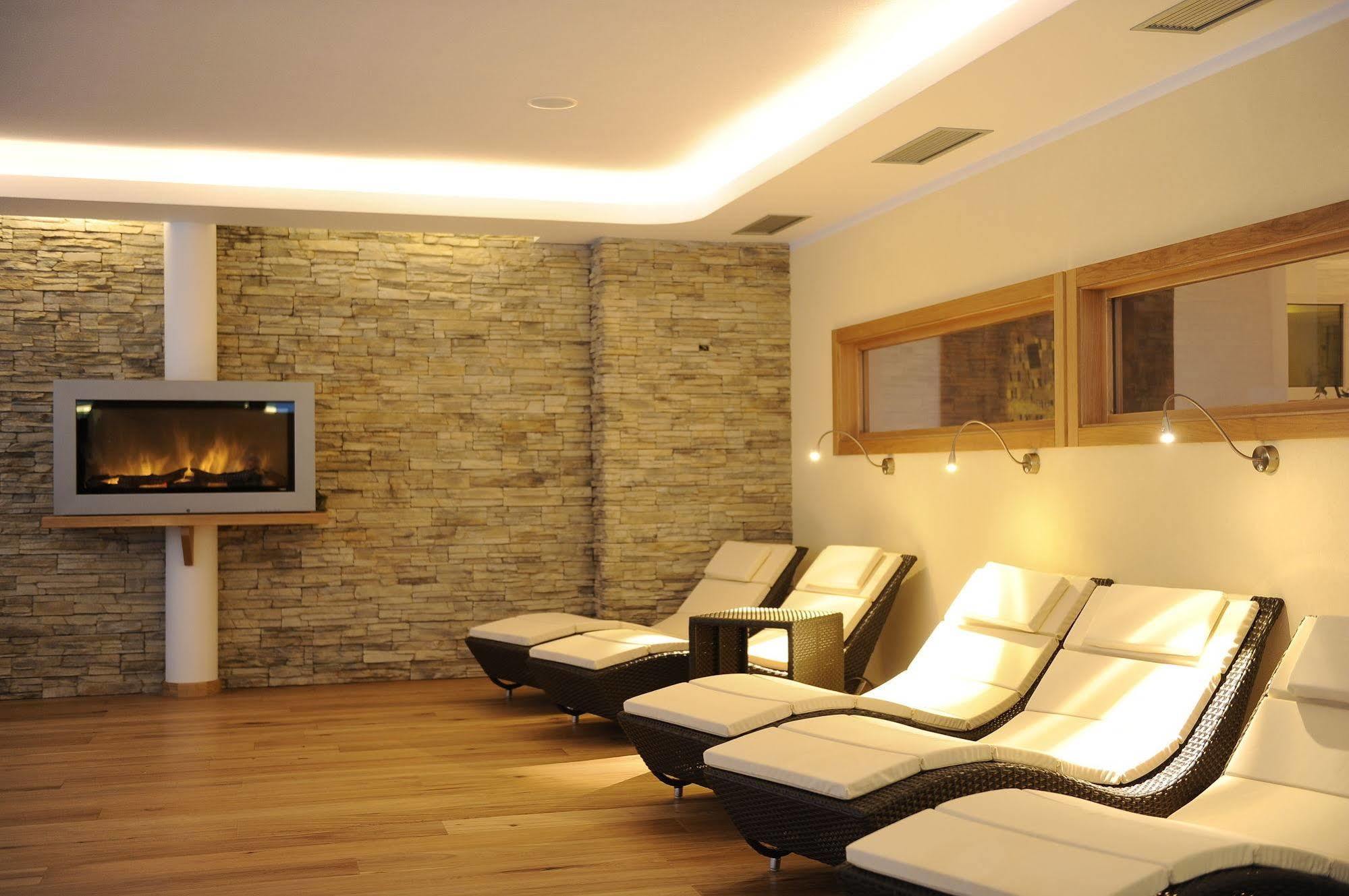 דימארו Alpholiday Dolomiti Wellness & Family Hotel מראה חיצוני תמונה