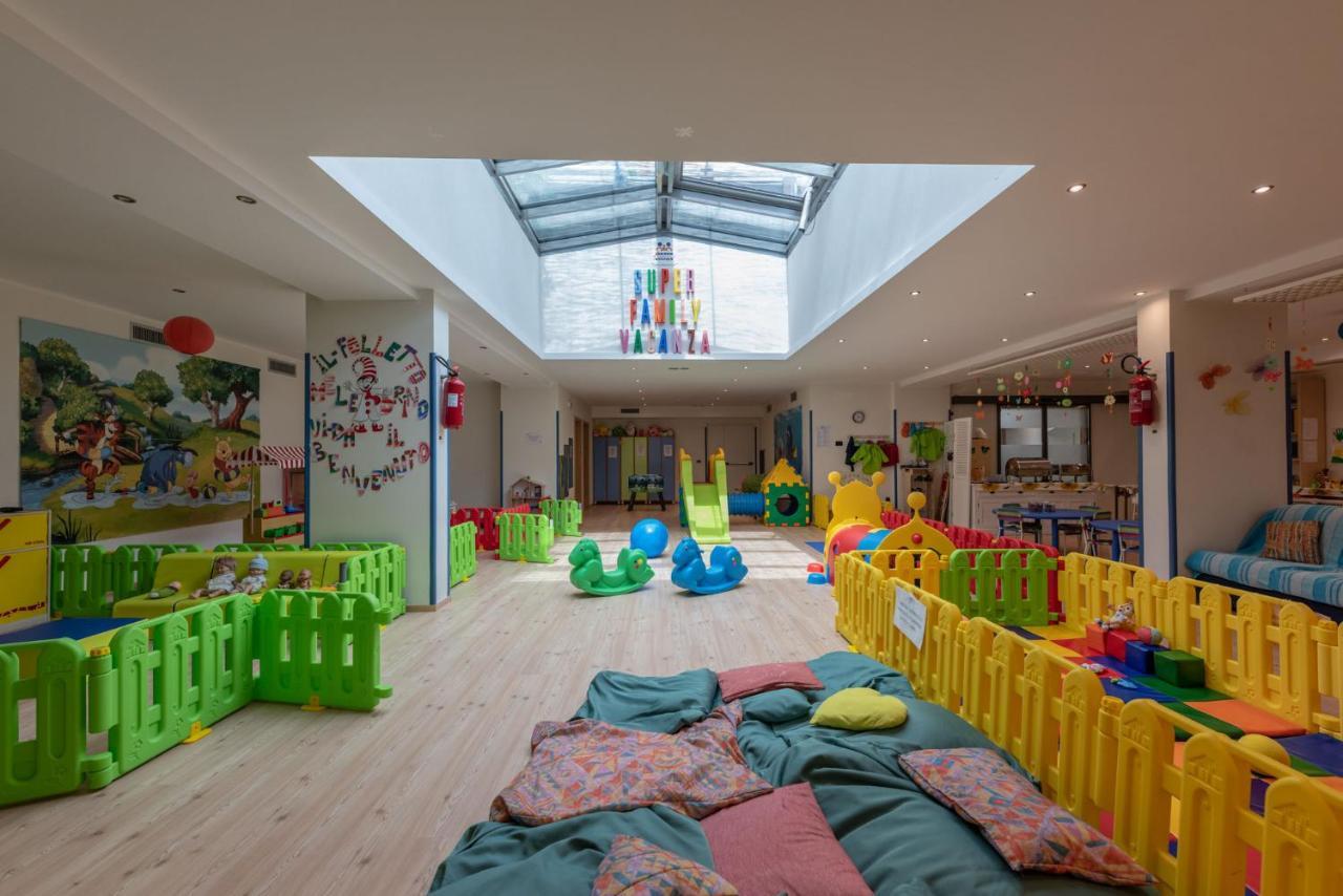 דימארו Alpholiday Dolomiti Wellness & Family Hotel מראה חיצוני תמונה